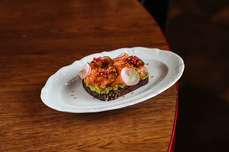 Ржаной тост с лососем и мятым авокадо