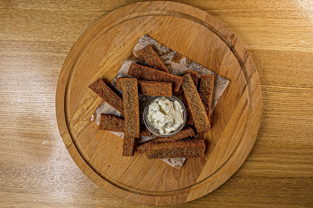 Гренки с чесночным соусом