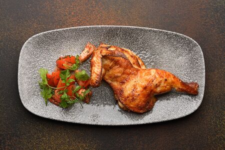 Цыпленок гриль со спелыми томатами