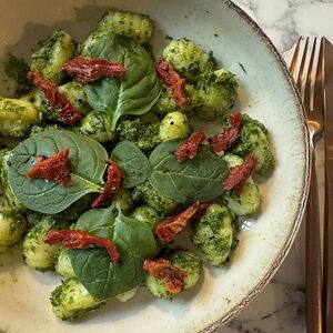 Ньокки с вегетарианским песто и вялеными томатами