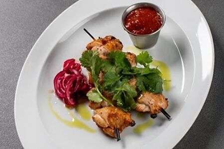 Шашлык из бедра цыплёнка с кинзой и соусом из печёных томатов