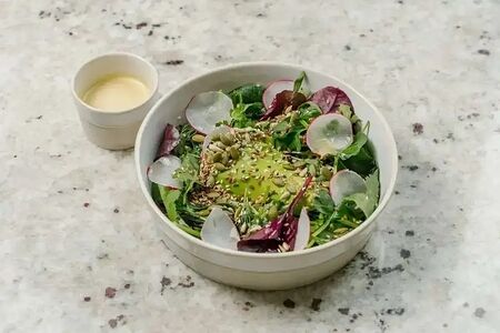 Зеленый салат с авокадо