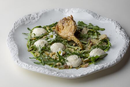 Карпаччо из артишоков с руколой, пармезаном и соусом из трав 