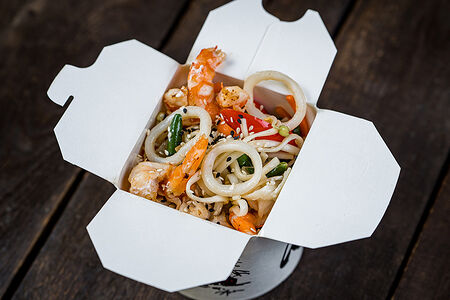 Wok лапша пшеничная, лосось и кальмар