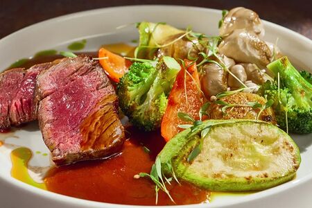 Филе-миньон с овощами гриль и демиглас
