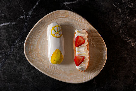 Дуэт эклеров клубника со сливками и жасмин с лимоном