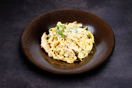 Спагетти с соусом песто и цыпленком