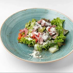 Ростбиф с картофелем и томатами 