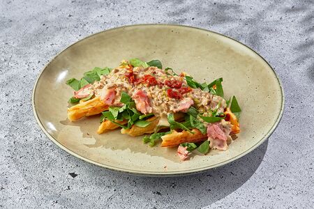 Картофельные вафли с беконом и вялеными томатами