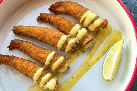 Креветки темпура в соусе манго-маракуйя