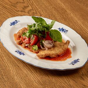 Шницель из куриного бедра с томатный соусом