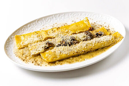 Каннеллони с лесными грибами и картофелем в трюфельном соусе