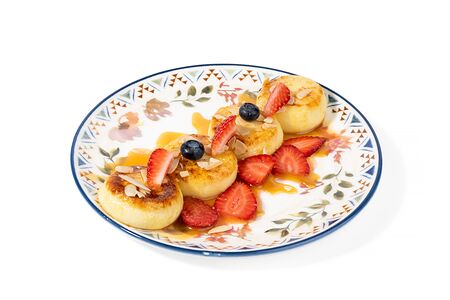 Сырники с соленой карамелью и миндальными лепестками