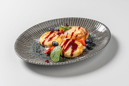 Сырники со сметаной и малиновым кули 