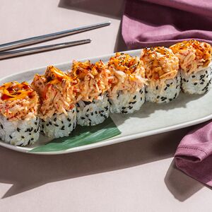 Ролл с опалённым крабом