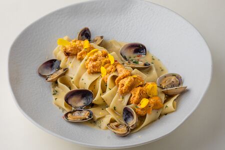 Паппарделле с вонголе и морским ежом 