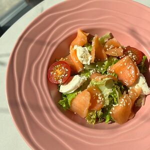 Салат с лососем и творожным сыром