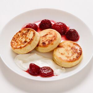 Сырники со сметаной и клубникой