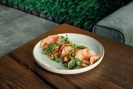 Тартар из лосося с креветочными чипсами