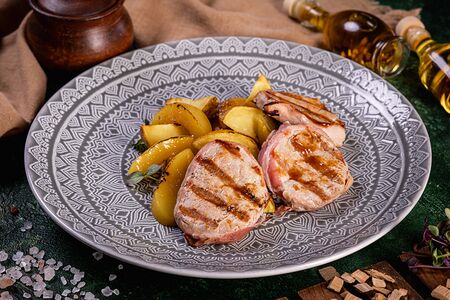 Свиные медальоны на гриле с картофелем и персиками фланбе 