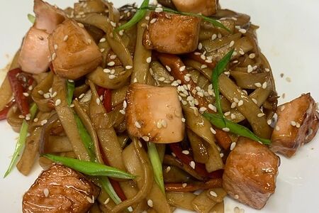 Удон с карамелизированным лососем