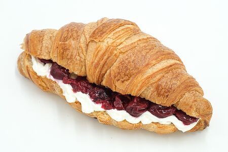 Круассан Вишня-маскарпоне