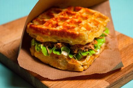 Картофельная вафля с рваной свининой