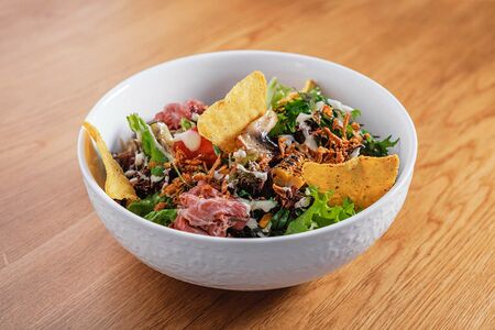 Тостадос - салат с ростбифом