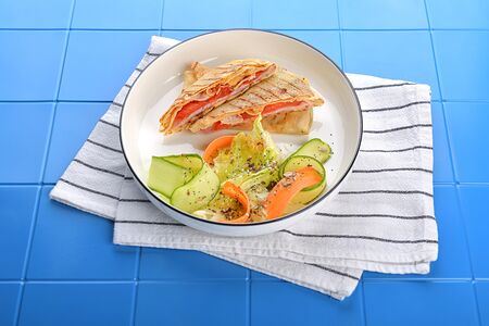 Домашние блины с ветчиной, сыром и томатами