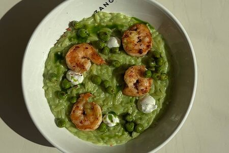 Орзо с зеленым горошком и креветками 