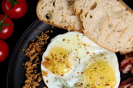 Глазунья с крем-чиз и миксом салатов