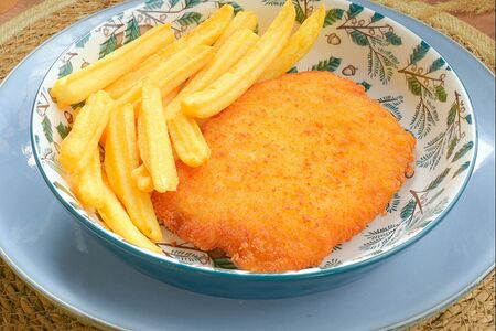 Куриный шницель с картофелем фри