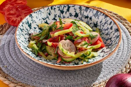 Салат из сезонных овощей