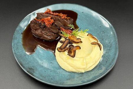 Томленые говяжьи щечки с ванильным пюре