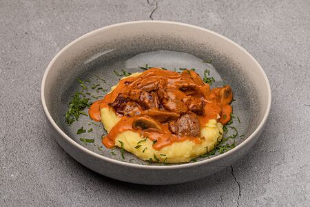 Бефстроганов с картофельным пюре