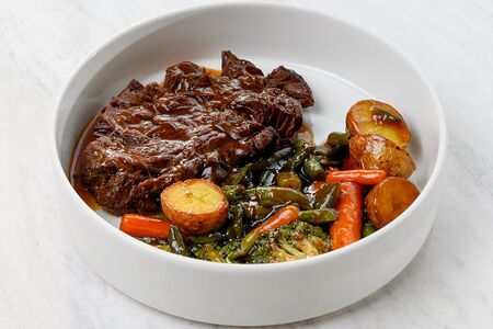 Томлёные говяжьи щёчки с овощами 