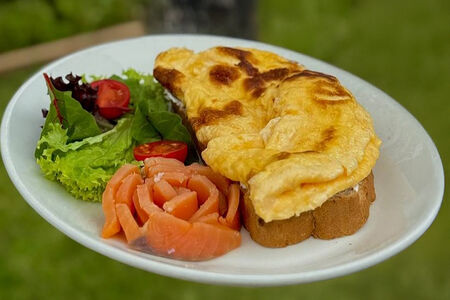 Омлет с лососем