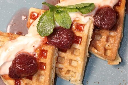 Вафли со сметаной и клубникой