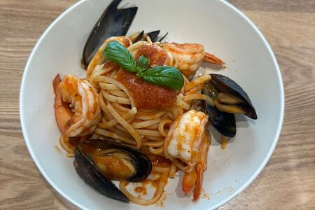 Лингвини с морепродуктами в томатном соусе