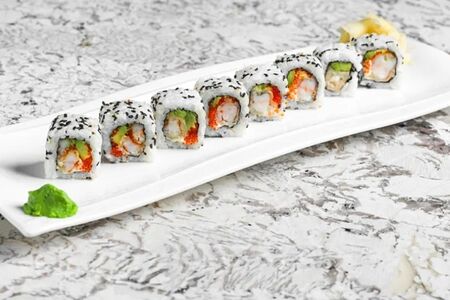 Тёплый ролл с креветкой в темпуре