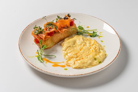 Скрембл с лососем