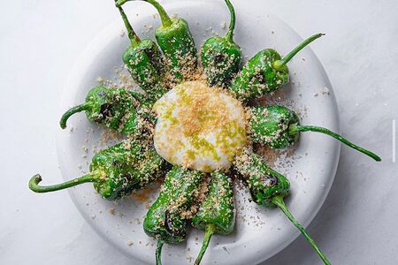 Перцы Падрон с патагонским кальмаром