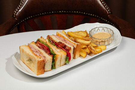 Клаб сендвич с картофелем фри