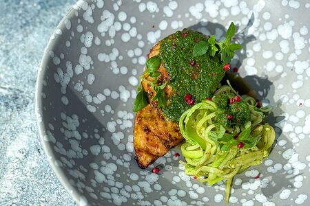 Куриная грудка на гриле с соусом Верде и цуккини