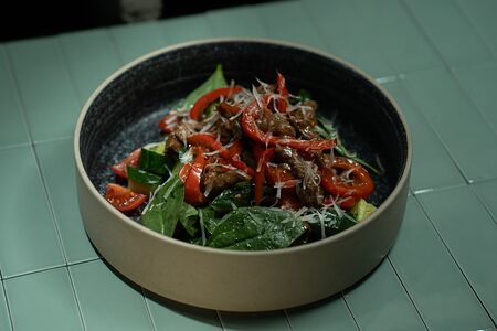 Салат теплый с телятиной