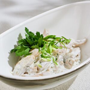 Соленые грузди со сметаной и луком