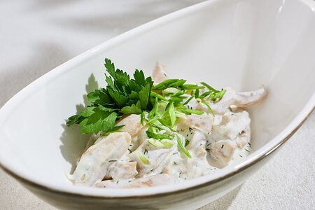 Соленые грузди со сметаной и луком