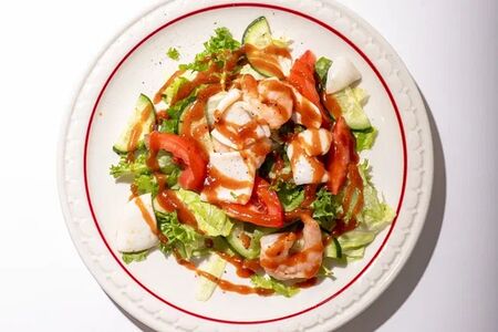 Теплый салат с кальмаром, креветками и имбирным соусом