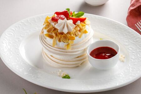 Безе со сливочным кремом и ягодным соусом