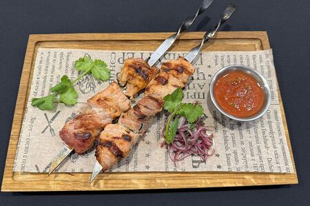 Свиной шашлык на углях с домашней аджикой